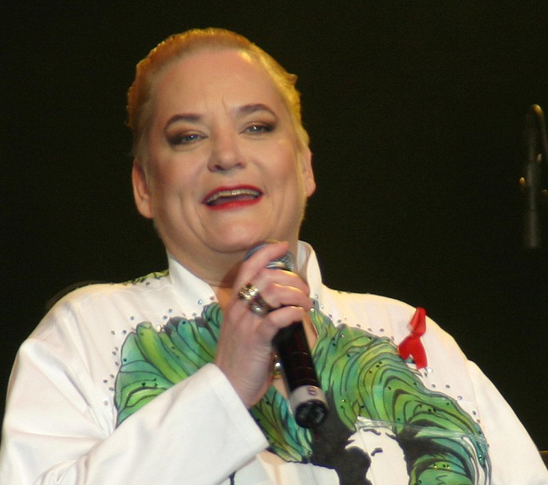 Hella von Sinnen – Karriere, Humor und Engagement einer außergewöhnlichen Entertainerin